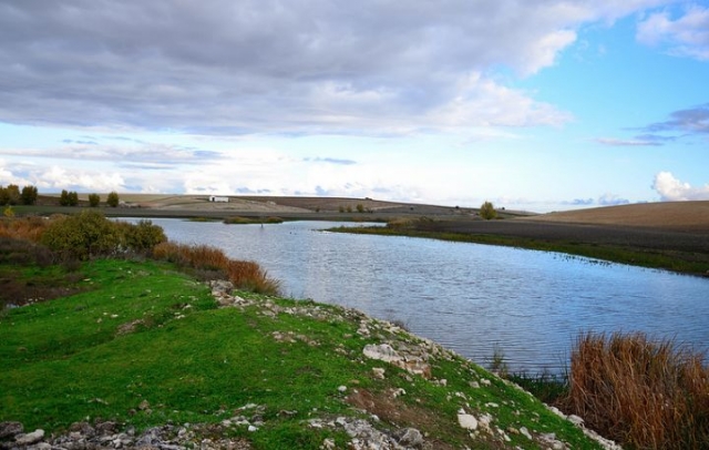 rio guadiana con un cielo oscuro.jpg